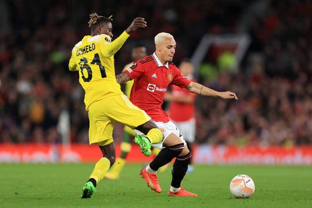 Fußball UEFA Europa League Gruppe E Manchester United gegen Sheriff Tiraspol 27. Oktober 2022 UEFA Europa League Gruppe E Manchester United gegen Sheriff Tiraspol Rasheed Akanbi von Sheriff Tiraspol kämpft mit Antony von Manchester United Foto Simon Stacpoole Abseits Manchester UK  Copyright: xSimonxStacpoolexOffside