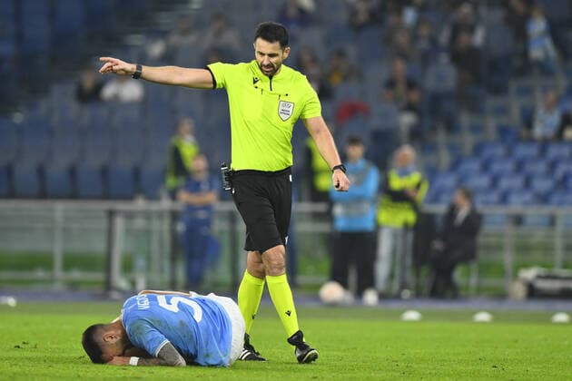 October 27, 2022, Rome, Italy: Referee Daniel Stefanski (POL) and Matias Vecino of S.S. LAZIO during the fifth day of UEFA Europa League Group F match between S.S. Lazio and FC Midtjylland at Olimpico Stadium on October 27, 2022 in Rome, Italy. football Europa League match - SS Lazio vs FC Midtjylland, Rome, Italy  - ZUMAl164 20221027_zsa_l164_274 Copyright: xDomenicoxCippitellix