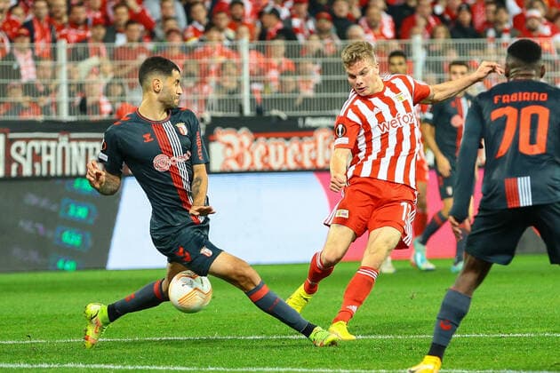 27 10 2022, xtgx, football UEFA Europa League, 1 FC Union Berlin Sporting Braga emspor, v l Vitor Tormena Braga, 3 , Andras Schaefer Union Berlin, 13 shot on goal, shoots the ball on goal, shot DFL DFB REGULATES PROHIBIT ANY USE OF PHOTOGRAPHS AS IMAGE SEQUENCES AND OR QUASI VIDEO Berlin