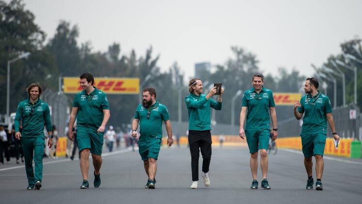 Sebastian Vettel GER, Aston Martin Aramco Cognizant F1 Team 5 doing a trackwalk with the team, MEX, Formula 1 Mexican Grand Prix, Autodromo Hermanos Rodriguez Mexico City, Mediaday, 27 10 2022 MEX, Formula 1 Mexican Grand Prix, Autodromo Hermanos Rodriguez Mexico City, Mediaday, 27 10 2022 Mexico City Copyright: xEibner Memmlerx EP_MMR