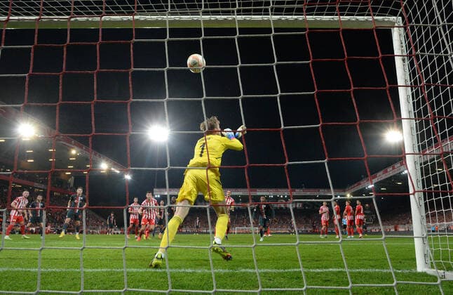 Football, Men, 2022 2023 season, Europa League Group D, Matchday 5 1 FC Union Berlin SC Sporting Braga 1 0 , Goalkeeper Frederik Rönnow 1 FC Union happily and unconventionally defends a Ricardo Horta free kick not in picture, SC Sporting Braga, 27 10 2022, Copyright: xMatthiasxKochx