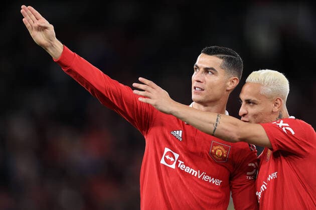 Fußball UEFA Europa League Gruppe E Manchester United gegen Sheriff Tiraspol 27. Oktober 2022 UEFA Europa League Gruppe E Manchester United gegen Sheriff Tiraspol Cristiano Ronaldo von Manchester United L und Antony von Manchester United Geste Foto Simon Stacpoole Abseits Manchester UK  Copyright: xSimonxStacpoolexOffside