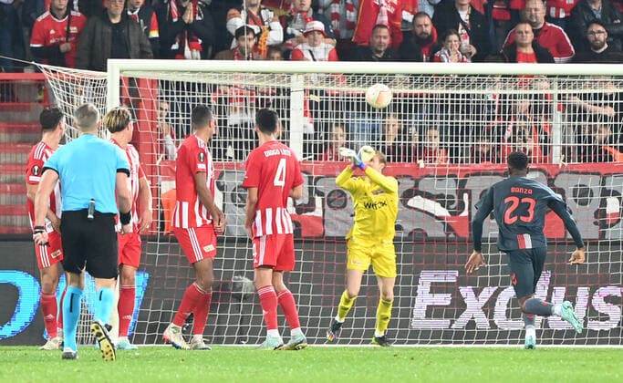 Football, Men, 2022 2023 season, Europa League Group D, Matchday 5 1 FC Union Berlin SC Sporting Braga 1 0 , Goalkeeper Frederik Rönnow 1 FC Union happily and unconventionally defends a Ricardo Horta free kick not in picture, SC Sporting Braga, 27 10 2022, Copyright: xMatthiasxKochx