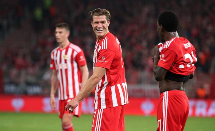 Kevin Behrens laughing, Sheraldo Becker action upper body upper body sports soccer soccer UEL UEFA Europa League men season 2022 2023 27 10 2022 1 FC Union Berlin FCU vs SC Sporting Braga DFL regulations prohibit any use of photographs as image sequences and or quasi video