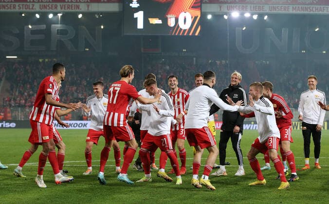Unionmannschft celebrates dancing 1 0 victory in front of fans, in the middle winning goal scorer Robin Knoche Sports Football Soccer UEL UEFA Europa League Men Season 2022 2023 27 10 2022 1 FC Union Berlin FCU vs SC Sporting Braga DFL regulations prohibit any use of photographs as image sequences and or quasi video