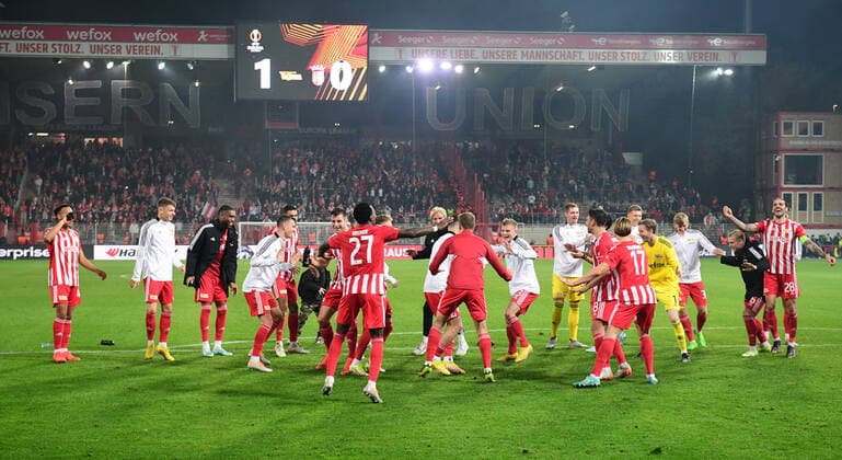 Football, men, season 2022 2023, Europa League Group D, Matchday 5 1 FC Union Berlin SC Sporting Braga 1 0 , Union among the fans, cheering, joy, fun, laughter, goal, goal celebration, , scoreboard with 1 0 final score 27 10 2022, Copyright: xMatthiasxKochx