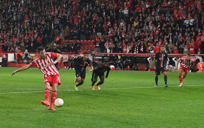Football, Men, 2022 2023 season, Europa League Group D, Matchday 5 1 FC Union Berlin SC Sporting Braga, Robin Knoche 1 FC Union scores on penalty kick to 1 0 against goalkeeper Matheus not in picture, SC Sporting Braga , 27 10 2022, Copyright: xMatthiasxKochx