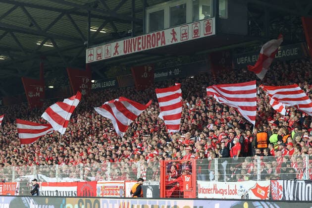 DEU, Europa League, 1 FC Union vs SC Braga, 27 10 2022, Stadion Alte Foersterei, Berlin, DEU, Europa League, 1 FC Union vs SC Braga, in picture 1 FC Union fans, flags DFL regulations prohibit any use of Photographs as image sequences and or quasi video Foto Juergen Engler nordphoto GmbH JuergenxEngler nph00076