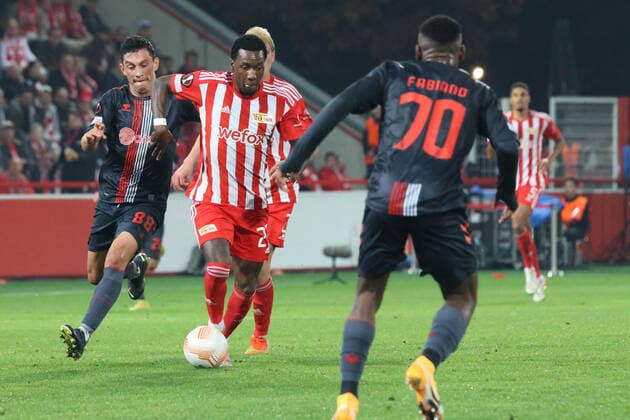 DEU, Europa League, 1 FC Union vs SC Braga, 27 10 2022, Stadion Alte Foersterei, Berlin, DEU, Europa League, 1 FC Union vs SC Braga, in picture Sheraldo Becker 1 FC Union Berlin 27 , Andre Castro SC Braga 88 DFL regulations prohibit any use of Photographs as image sequences and or quasi video Foto Juergen Engler nordphoto GmbH JuergenxEngler nph00076