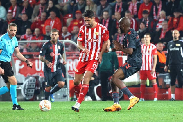 DEU, Europa League, 1 FC Union vs SC Braga, 27 10 2022, Stadion Alte Foersterei, Berlin, DEU, Europa League, 1 FC Union vs SC Braga, in picture Rani Khedira 1 FC Union Berlin 8 , Ali Al Musrati SC Braga 8 DFL regulations prohibit any use of Photographs as image sequences and or quasi video Foto Juergen Engler nordphoto GmbH JuergenxEngler nph00076