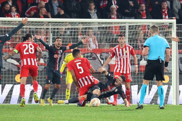 DEU, Europa League, 1 FC Union vs SC Braga, 27 10 2022, Stadion Alte Foersterei, Berlin, DEU, Europa League, 1 FC Union vs SC Braga, in picture Christopher Trimmel 1 FC Union Berlin 28 , Danilho Doekhi 1 FC Union Berlin 5 , Robin Knoche 1 FC Union Berlin 31 , Vitinha SC Braga 99 , Ricardo Horta SC Braga 21 DFL regulations prohibit any use of Photographs as image sequences and or quasi video Foto Juergen Engler nordphoto GmbH JuergenxEngler nph00076