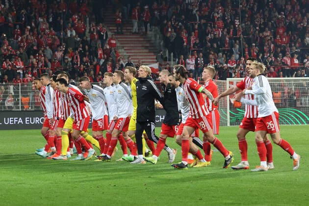 DEU, Europa League, 1 FC Union vs SC Braga, 27 10 2022, Stadion Alte Foersterei, Berlin, DEU, Europa League, 1 FC Union vs SC Braga, in picture Unioner Spielerkreis DFL regulations prohibit any use of Photographs as image sequences and or quasi video Foto Juergen Engler nordphoto GmbH JuergenxEngler nph00076