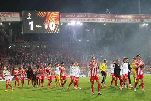 DEU, Europa League, 1 FC Union vs SC Braga, 27 10 2022, Stadion Alte Foersterei, Berlin, DEU, Europa League, 1 FC Union vs SC Braga, in picture Union players circle, scoreboard with final result DFL regulations prohibit any use of Photographs as image sequences and or quasi video Foto Juergen Engler nordphoto GmbH JuergenxEngler nph00076