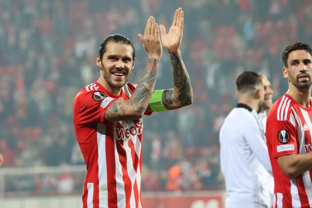 DEU, Europa League, 1 FC Union vs SC Braga, 27 10 2022, Stadion Alte Foersterei, Berlin, DEU, Europa League, 1 FC Union vs SC Braga, in picture Union player circle, Christopher Trimmel 1 FC Union Berlin 28 DFL regulations prohibit any use of Photographs as image sequences and or quasi video Foto Juergen Engler nordphoto GmbH JuergenxEngler nph00076