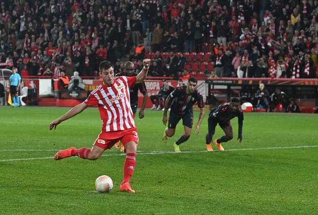 Football, Men, 2022 2023 season, Europa League Group D, Matchday 5 1 FC Union Berlin SC Sporting Braga, Robin Knoche 1 FC Union scores on penalty kick to 1 0 against goalkeeper Matheus not in picture, SC Sporting Braga , 27 10 2022, Copyright: xMatthiasxKochx