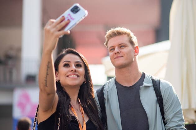 Mick Schumacher GER, Haas F1 Team 47 takes selfies with a female fan, MEX, Formula 1 Mexican Grand Prix, Autodromo Hermanos Rodriguez Mexico City, drivers arrival, 28 10 2022 MEX, Formula 1 Mexican Grand Prix, Autodromo Hermanos Rodriguez Mexico City, drivers arrival, 28 10 2022 Mexico City Copyright: xEibner Memmlerx EP_MMR