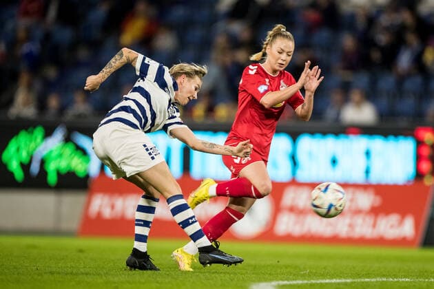 FLYERALARM Womens Soccer Bundesliga, MSV Duisburg 1 FC Koeln 28 10 2022 Sarah Freutel MSV Duisburg, 21 , Weronika Zaistowska 24, 1 FC Koeln FLYERALARM Womens Soccer Bundesliga, MSV Duisburg 1 FC Koeln, Duisburg, schainsland reisen Arena DFL REGULATIONS PROHIBIT ANY USE OF PHOTOGRAPHS AS IMAGE SEQUENCES AND OR QUASI VIDEO Copyright: xBEAUTIFULxSPORTS Wunderlx