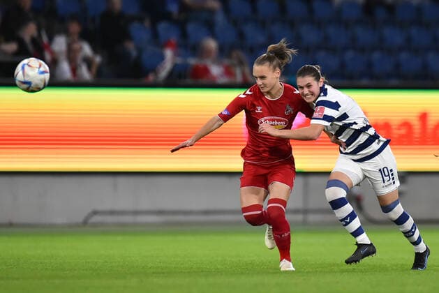 Soccer Women Flyeralarm Bundesliga Season 2022 2023 6 Matchday MSV Duisburg 1 FC Cologne on 28 10 2022 at Schauinsland Reisen Arena in Duisburg Andrea Gavric 1 FC Cologne , left Antonia Johanna Halverkamps MSV Duisburg , right North Rhine Westphalia Germany