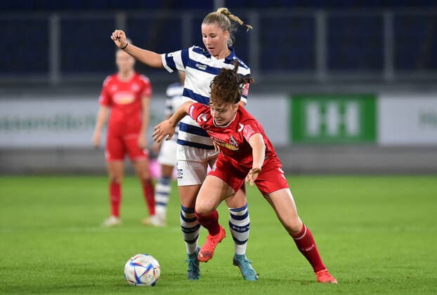 Soccer Women Flyeralarm Bundesliga Season 2022 2023 6 Matchday MSV Duisburg 1 FC Cologne on 28 10 2022 at Schauinsland Reisen Arena in Duisburg Lotta Cordes 1 FC Cologne , front Meret Günster MSV Duisburg , back North Rhine Westphalia Germany