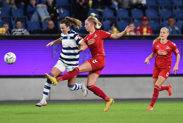Soccer women Flyeralarm Bundesliga season 2022 2023 6 matchday MSV Duisburg 1 FC Cologne on 28 10 2022 at Schauinsland Reisen Arena in Duisburg Alexandria Loy Hess MSV Duisburg , left Sharon Beck 1 FC Cologne , right North Rhine Westphalia Germany