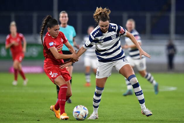 Soccer Women Flyeralarm Bundesliga Season 2022 2023 6 Matchday MSV Duisburg 1 FC Cologne on 28 10 2022 at Schauinsland Reisen Arena in Duisburg Manjou Wilde 1 FC Cologne , left Alexandria Loy Hess MSV Duisburg , right North Rhine Westphalia Germany
