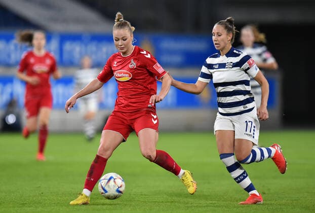 Soccer Women Flyeralarm Bundesliga Season 2022 2023 6 Matchday MSV Duisburg 1 FC Cologne on 28 10 2022 at Schauinsland Reisen Arena in Duisburg Weronika Zawistowska 1 FC Cologne , left Yvonne Zielinski MSV Duisburg , right North Rhine Westphalia Germany