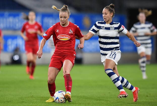 Soccer Women Flyeralarm Bundesliga Season 2022 2023 6 Matchday MSV Duisburg 1 FC Cologne on 28 10 2022 at Schauinsland Reisen Arena in Duisburg Weronika Zawistowska 1 FC Cologne , left Yvonne Zielinski MSV Duisburg , right North Rhine Westphalia Germany