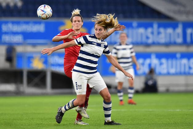 Soccer Women Flyeralarm Bundesliga Season 2022 2023 6 Matchday MSV Duisburg 1 FC Cologne on 28 10 2022 at Schauinsland Reisen Arena in Duisburg Dörthe Hoppius MSV Duisburg , front Jana Beuschlein 1 FC Cologne , back North Rhine Westphalia Germany