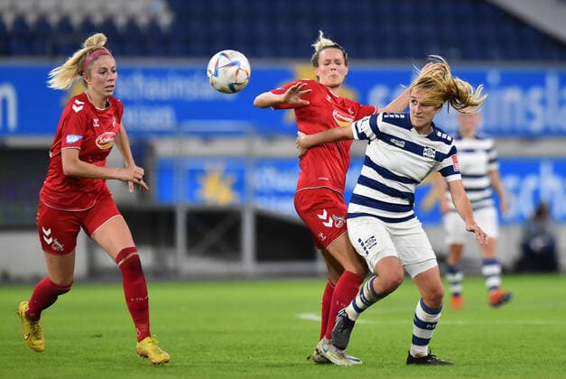 Soccer Women Flyeralarm Bundesliga Season 2022 2023 6 Matchday MSV Duisburg 1 FC Cologne on 28 10 2022 at Schauinsland Reisen Arena in Duisburg Sharon Beck 1 FC Cologne , left Dörthe Hoppius MSV Duisburg , middle Jana Beuschlein 1 FC Cologne , back North Rhine Westphalia Germany