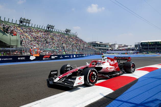 24 ZHOU Guanyu (chi), Alfa Romeo F1 Team ORLEN C42, action during the Formula 1 Grand Premio de la Ciudad de Mexico 2022, Mexican Grand Prix 2022, 20th round of the 2022 FIA Formula One World Championship, WM, Weltmeisterschaft from October 28 to 30, 2022 on the Autodromo Hermanos Rodriguez, in Mexico City, Mexico - F1 - MEXICO CITY GRAND PRIX 2022 DPPI Panoramic  GOOD9355