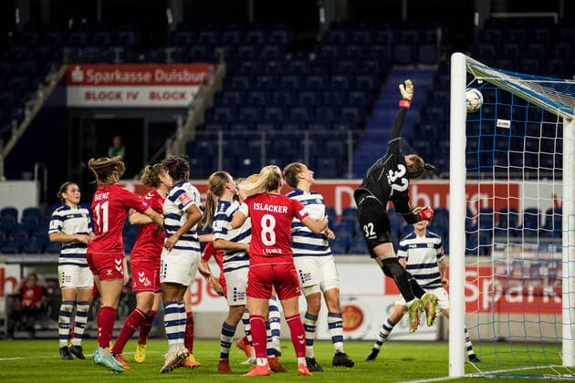 FLYERALARM Womens Soccer Bundesliga, MSV Duisburg 1 FC Koeln 28 10 2022 Ena Mahmutovic MSV Duisburg, 32 misses Sarah Puntigam 17, 1 FC Koeln shortens to 2 1 FLYERALARM Womens Soccer Bundesliga, MSV Duisburg 1 FC Koeln, Duisburg, schainsland reisen Arena DFL REGULATIONS PROHIBIT ANY USE OF PHOTOGRAPHS AS IMAGE SEQUENCES AND OR QUASI VIDEO Copyright: xBEAUTIFULxSPORTS Wunderlx