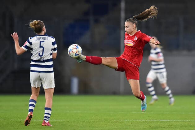 Soccer Women Flyeralarm Bundesliga Season 2022 2023 6 Matchday MSV Duisburg 1 FC Cologne on 28 10 2022 at Schauinsland Reisen Arena in Duisburg Paula Flach MSV Duisburg , left Alena Bienz 1 FC Cologne , right North Rhine Westphalia Germany