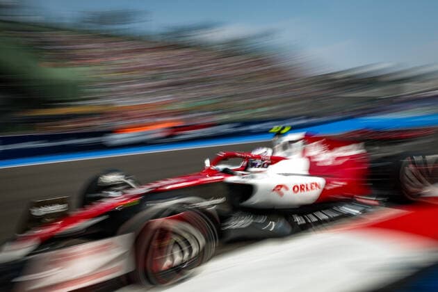 24 ZHOU Guanyu (chi), Alfa Romeo F1 Team ORLEN C42, action during the Formula 1 Grand Premio de la Ciudad de Mexico 2022, Mexican Grand Prix 2022, 20th round of the 2022 FIA Formula One World Championship, WM, Weltmeisterschaft from October 28 to 30, 2022 on the Autodromo Hermanos Rodriguez, in Mexico City, Mexico - F1 - MEXICO CITY GRAND PRIX 2022 DPPI Panoramic  20221028_GOOD9461