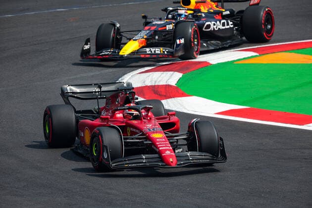 16 LECLERC Charles (mco), Scuderia Ferrari F1-75, 11 PEREZ Sergio (mex), Red Bull Racing RB18, action during the Formula 1 Grand Premio de la Ciudad de Mexico 2022, Mexican Grand Prix 2022, 20th round of the 2022 FIA Formula One World Championship, WM, Weltmeisterschaft from October 28 to 30, 2022 on the Autodromo Hermanos Rodriguez, in Mexico City, Mexico - F1 - MEXICO CITY GRAND PRIX 2022 DPPI Panoramic 20221028_GOOD9916