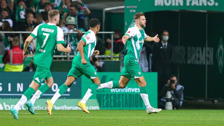 v.li.: Marvin Ducksch (SV Werder Bremen, 7), Felix Agu (SV Werder Bremen, 27) und Torschütze Niclas Füllkrug (SV Werder Bremen, 11) mit Torjubel, Jubel, jubeln, jubelt, optimistisch, Spielszene, Highlight, Freude über das Tor zum 1:0, DIE DFL-RICHTLINIEN UNTERSAGEN JEGLICHE NUTZUNG VON FOTOS ALS SEQUENZBILDER UND ODER VIDEOA?HNLICHE FOTOSTRECKEN. DFL REGULATIONS PROHIBIT ANY USE OF PHOTOGRAPHS AS IMAGE SEQUENCES AND OR QUASI-VIDEO., 28.10.2022, Bremen (Deutschland), Fussball, Bundesliga, SV Werder Bremen - Hertha BSC *** f l Marvin Ducksch SV Werder Bremen, 7 , Felix Agu SV Werder Bremen, 27 and goal scorer Niclas Füllkrug SV Werder Bremen, 11 with goal celebration, cheering, jubilation, optimistic, game scene, highlight, joy about the goal to 1 0, THE DFL DIRECTIVES PROHIBIT ANY USE OF PHOTOGRAPHS AS IMAGE SEQUENCES AND OR VIDEOA HNUAL PHOTOSTRACKS DFL REGULATES PROHIBIT ANY USE OF PHOTOGRAPHS AS IMAGE SEQUENCES AND OR QUASI VIDEO , 28 10 2022, Bremen Germany , Football, Bundesliga, SV Werder Bremen Hertha BSC xobx