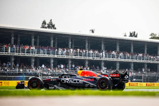 11 PEREZ Sergio (mex), Red Bull Racing RB18, action during the Formula 1 Grand Premio de la Ciudad de Mexico 2022, Mexican Grand Prix 2022, 20th round of the 2022 FIA Formula One World Championship, WM, Weltmeisterschaft from October 28 to 30, 2022 on the Autodromo Hermanos Rodriguez, in Mexico City, Mexico - F1 - MEXICO CITY GRAND PRIX 2022 DPPI Panoramic  00122045__R5_0948
