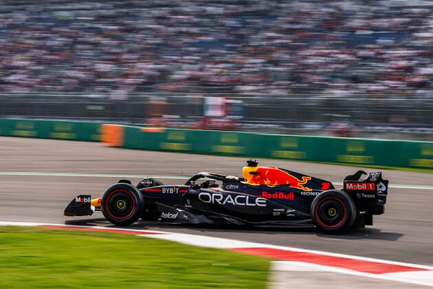 01 VERSTAPPEN Max (nld), Red Bull Racing RB18, action during the Formula 1 Grand Premio de la Ciudad de Mexico 2022, Mexican Grand Prix 2022, 20th round of the 2022 FIA Formula One World Championship, WM, Weltmeisterschaft from October 28 to 30, 2022 on the Autodromo Hermanos Rodriguez, in Mexico City, Mexico - F1 - MEXICO CITY GRAND PRIX 2022 DPPI Panoramic  00122045__R5_0997