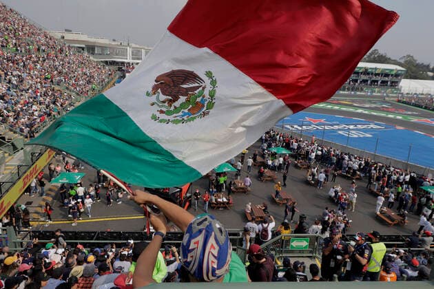 Sport Bilder des Tages Second Practice Session For The Grand Prix Of Mexico City A person waves the Mexican flag during the second practice session of the Mexico City Grand Prix at the Autodromo Hermanos Rodriguez, which will be held this weekend in the country s capital. Mexico City Mexico  Copyright: xGerardoxVieyrax originalFilename:vieyra-notitle221028_np09n.jpg