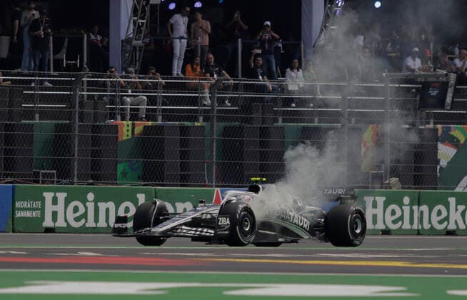 First Practice Session Of The Mexico City Grand Prix An AlphaTauri single-seater smokes during the First Practice Session of the Grand Prix at the Autodromo Hermanos Rodriguez in Mexico City, which will take place this weekend in the Mexican capital. Mexico City Mexico  Copyright: xGerardoxVieyrax originalFilename:vieyra-notitle221028_np2ED.jpg