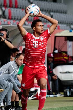 A Junior Bundesliga Sued Suedwest FC Bayern Muenchen U19 VfB Stuttgart U19 29 10 2022 Vincent MANUBA FCB 2 on a throw-in Copyright: xBEAUTIFULxSPORTS Goldbergx