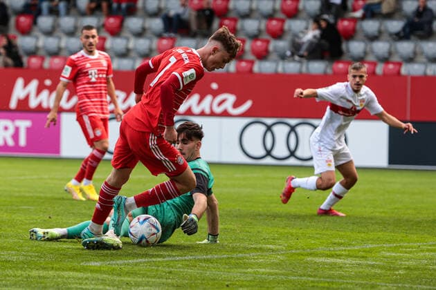 A Junior Bundesliga Sued Suedwest FC Bayern Muenchen U19 VfB Stuttgart U19 29 10 2022 Paul WANNER FCB 7 in duel with Dennis SEIMEN VfB 1 Copyright: xBEAUTIFULxSPORTS Goldbergx