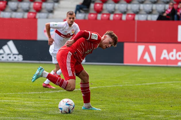 A Junior Bundesliga Sued Suedwest FC Bayern Muenchen U19 VfB Stuttgart U19 29 10 2022 Paul WANNER FCB 7 on the ball Copyright: xBEAUTIFULxSPORTS Goldbergx
