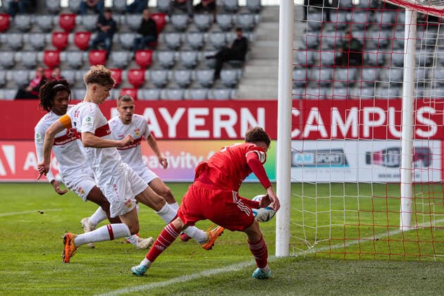 A Junioren Bundesliga Sued Suedwest FC Bayern Muenchen U19 VfB Stuttgart U19 29 10 2022 Paul WANNER FCB 7 cant get the ball in front of goal Copyright: xBEAUTIFULxSPORTS Goldbergx