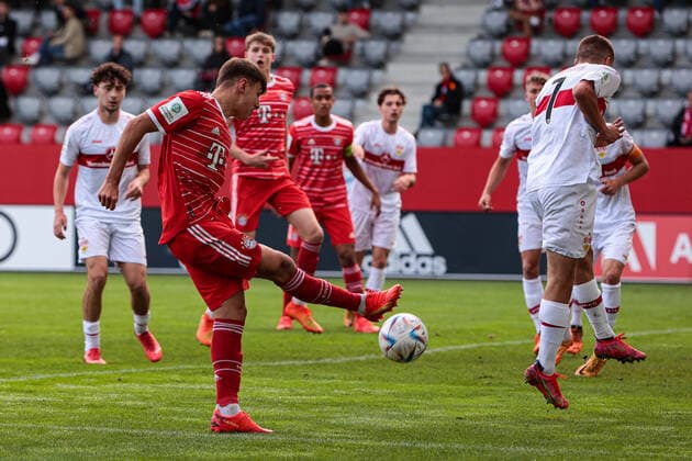 A Junior Bundesliga Sued Suedwest FC Bayern Muenchen U19 VfB Stuttgart U19 29 10 2022 Max SCHOLZE FCB 11 with one shot on goal Copyright: xBEAUTIFULxSPORTS Goldbergx
