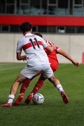 A Junior Bundesliga Sued Suedwest FC Bayern Muenchen U19 VfB Stuttgart U19 29 10 2022 Max SCHOLZE FCB 11 in duel with Mehme Ali SAHIN VFb 11 Copyright: xBEAUTIFULxSPORTS Goldbergx