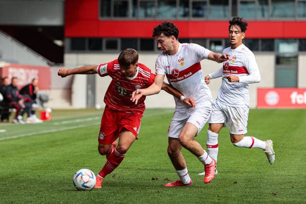 A Junior Bundesliga Sued Suedwest FC Bayern Muenchen U19 VfB Stuttgart U19 29 10 2022 Max SCHOLZE FCB 11 in duel with Mehme Ali SAHIN VFb 11 Copyright: xBEAUTIFULxSPORTS Goldbergx