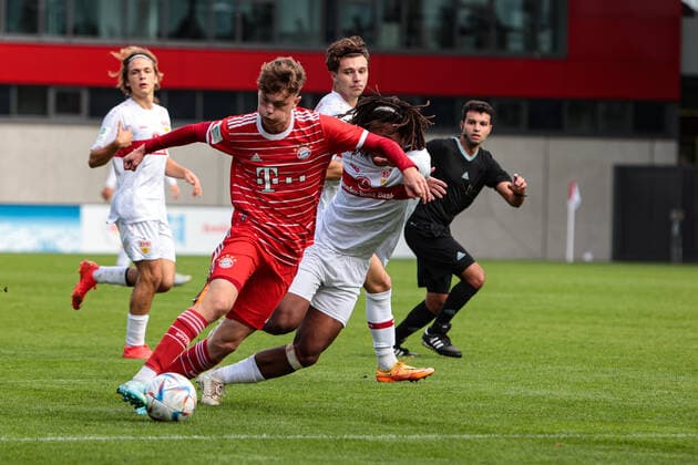 A Junior Bundesliga Sued Suedwest FC Bayern Muenchen U19 VfB Stuttgart U19 29 10 2022 Paul WANNER FCB 7 in duel with Peter REINHARDT VfB 2 Copyright: xBEAUTIFULxSPORTS Goldbergx