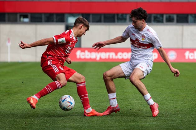 A Junior Bundesliga Sued Suedwest FC Bayern Muenchen U19 VfB Stuttgart U19 29 10 2022 Max SCHOLZE FCB 11 in duel with Mehme Ali SAHIN VFb 11 Copyright: xBEAUTIFULxSPORTS Goldbergx