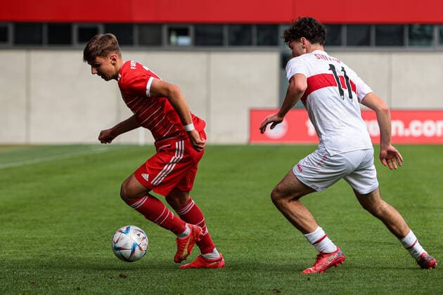 A Junior Bundesliga Sued Suedwest FC Bayern Muenchen U19 VfB Stuttgart U19 29 10 2022 Max SCHOLZE FCB 11 in duel with Mehme Ali SAHIN VFb 11 Copyright: xBEAUTIFULxSPORTS Goldbergx