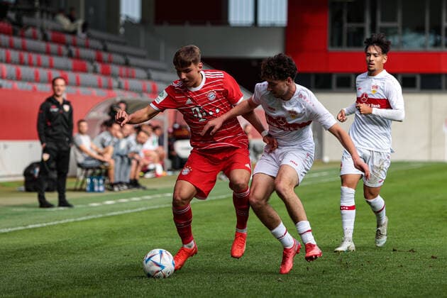 A Junior Bundesliga Sued Suedwest FC Bayern Muenchen U19 VfB Stuttgart U19 29 10 2022 Max SCHOLZE FCB 11 in duel with Mehme Ali SAHIN VFb 11 Copyright: xBEAUTIFULxSPORTS Goldbergx